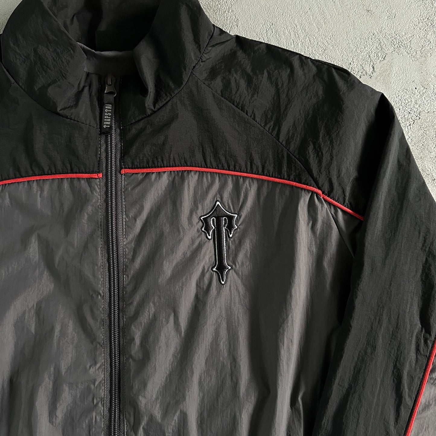 IRONGATE T SHELLSUIT BLACK/RED