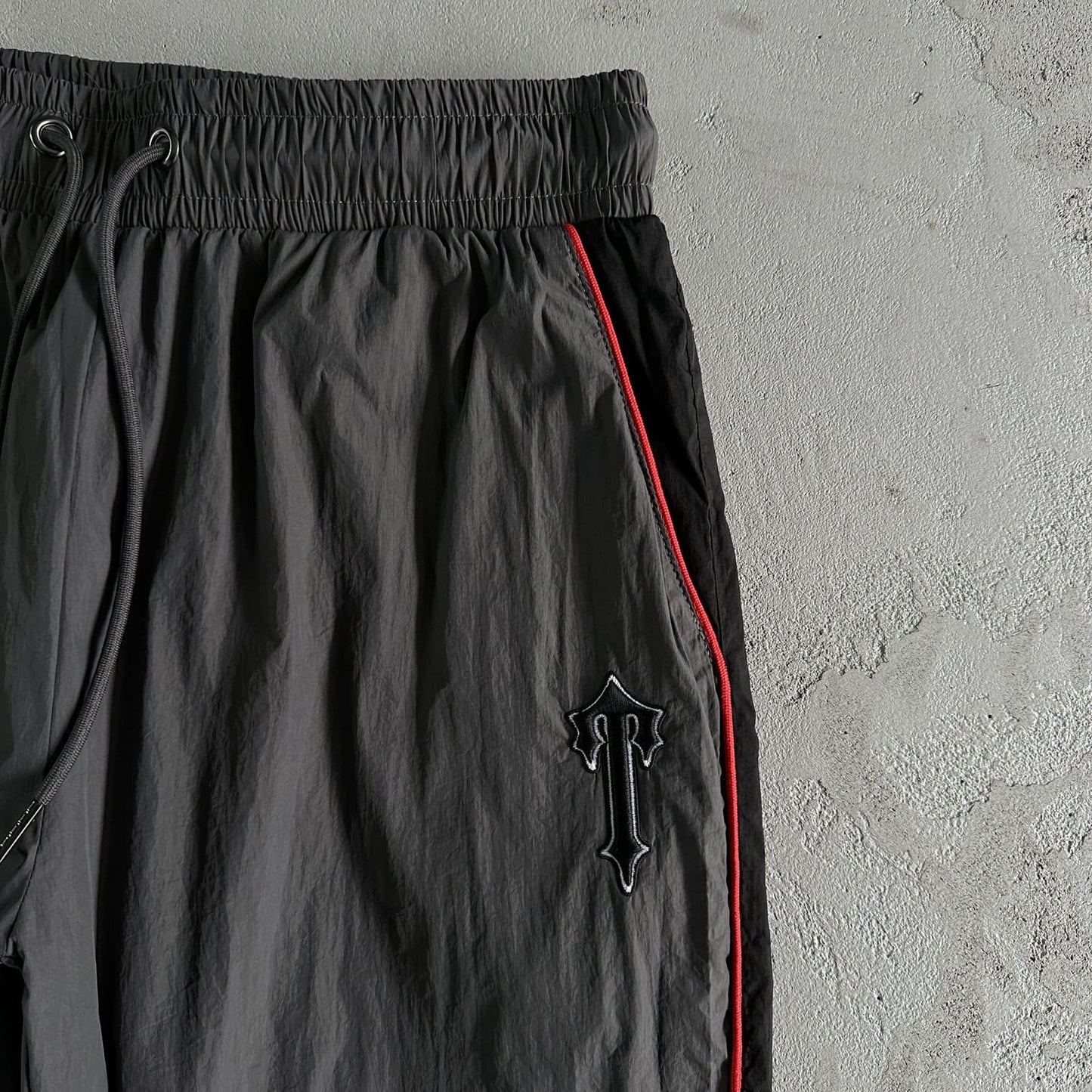 IRONGATE T SHELLSUIT BLACK/RED