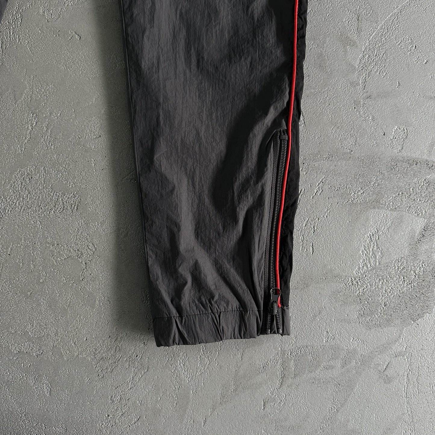 IRONGATE T SHELLSUIT BLACK/RED
