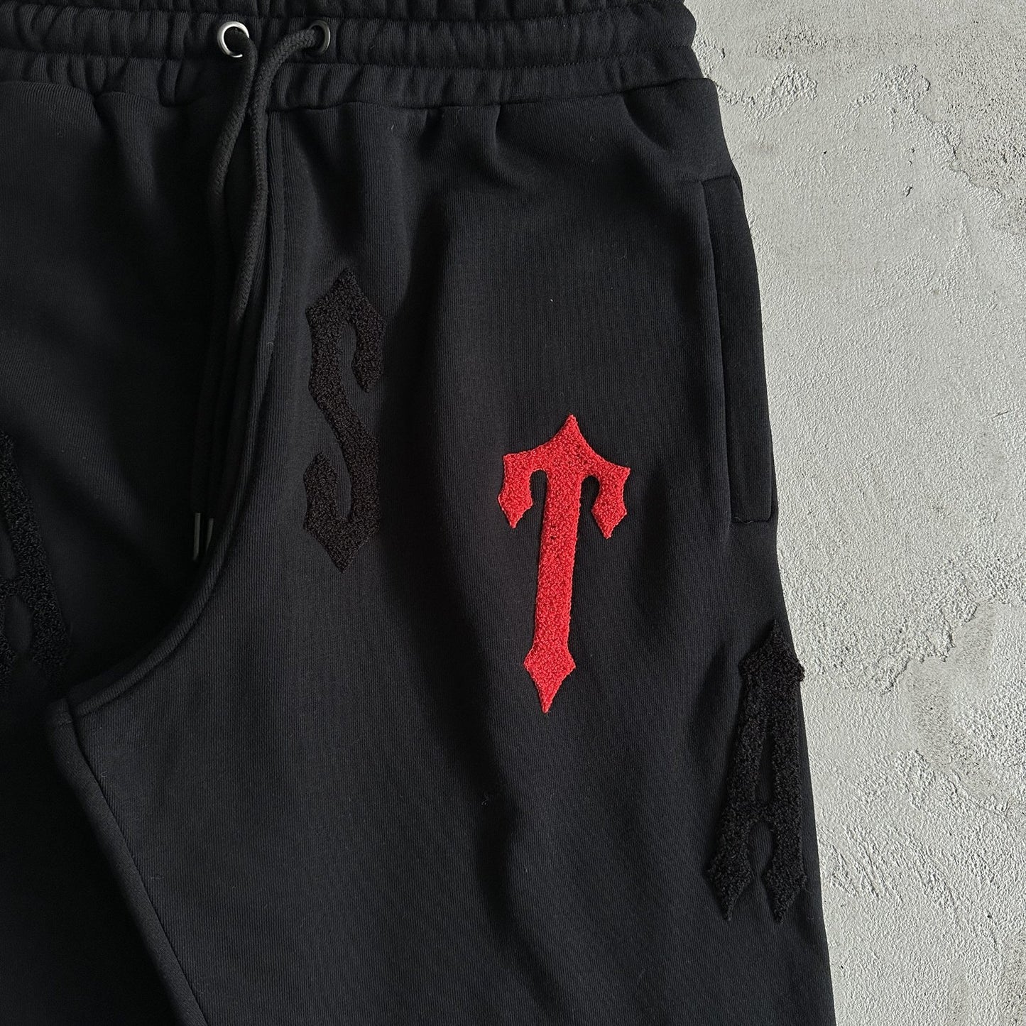 IRONGATE ARCH CHENILLE BLACK RED