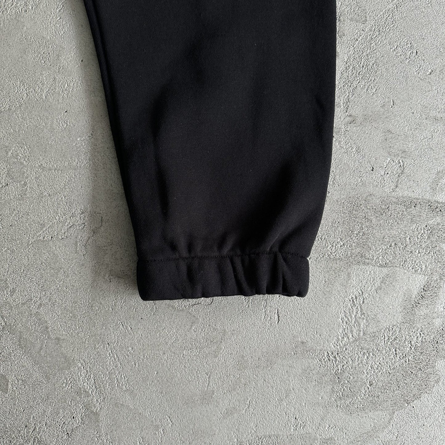 IRONGATE ARCH CHENILLE BLACK RED