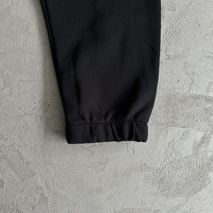 IRONGATE ARCH CHENILLE BLACK RED