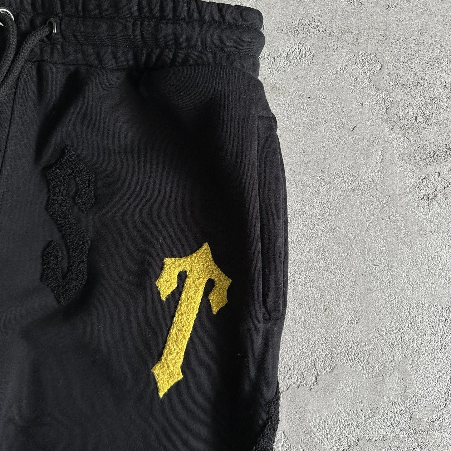 IRONGATE ARCH CHENILLE BLACK/YELLOW