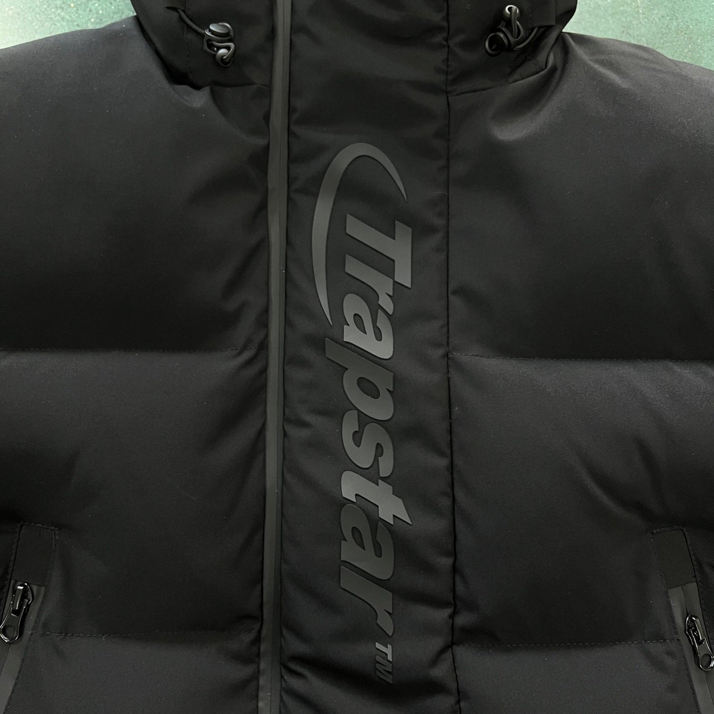 DECODED HOODED PUFFER 2.0 JACKET – BLACK