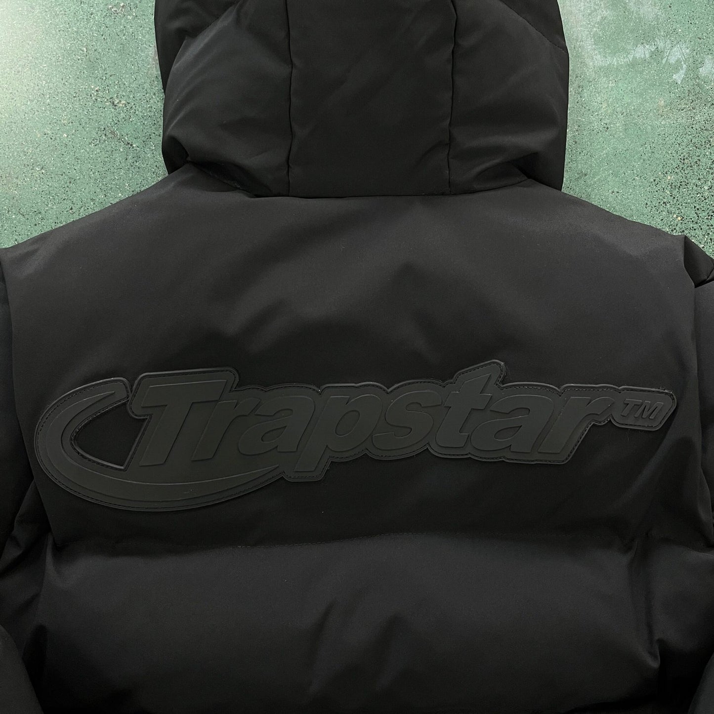 DECODED HOODED PUFFER 2.0 JACKET – BLACK
