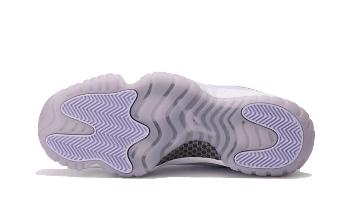 air-jordan-11-retro-low-pure-violet-wethenew-1_2_800x